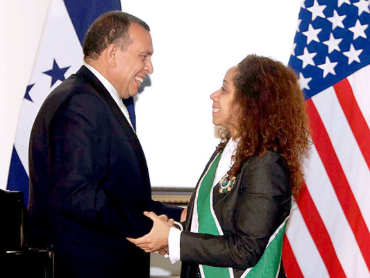 Honduras condecora a subsecretaria de Estado para Cuba, América Central y el Caribe