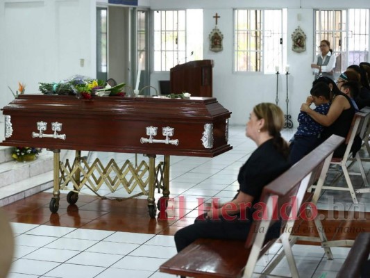 FOTOS: Dolor embarga a familiares en el velatorio del periodista Wilson Herrera