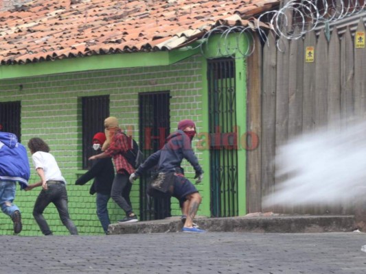 Así fue el desalojo de manifestantes de la Alianza de Oposición en el Barrio Morazán y puente La Isla