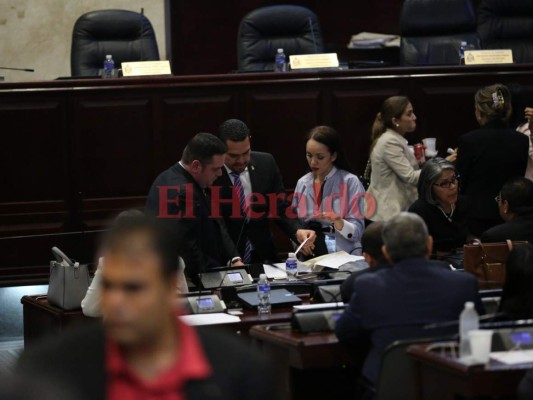 Pancartas, canciones y sonrisas, el ambiente previo a elección de fiscal general