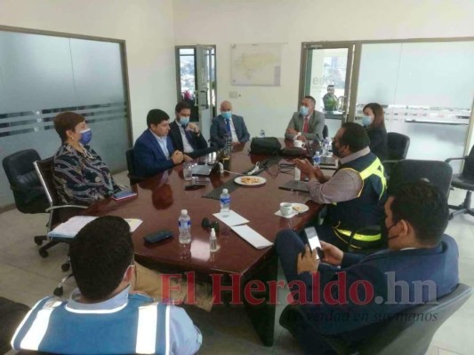 Previo a la comparecencia las autoridades se reunieron con los ejecutivos de EEH. Foto: Efraín Salgado/El Heraldo
