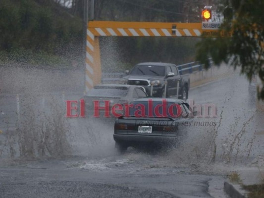 Fuertes lluvias e inundaciones deja ingreso de humedad en la capital (FOTOS)