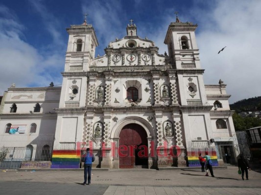 FOTOS: Pintada con la bandera LGTBI amanece iglesia Los Dolores &nbsp;&nbsp;