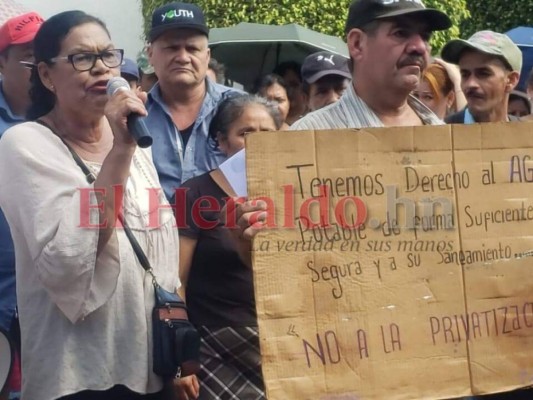FOTOS: Gas lacrimógeno, piedras y fuego durante protestas en la capital de Honduras