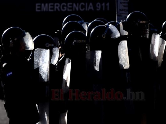 FOTOS: Piedras, palos y gases lacrimógenos en nuevos disturbios en UNAH