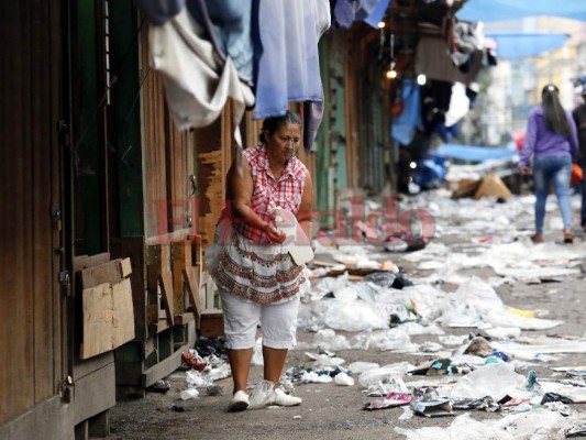 FOTOS: Mercados de Comayagüela amanecen inundados de basura en Navidad, después del 24 de diciembre
