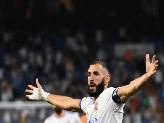 El delantero francés del Real Madrid Karim Benzema celebra el segundo gol de su equipo durante el partido de fútbol de la Liga española entre el Real Madrid CF y el RC Celta de Vigo en el estadio Santiago Bernabeu de Madrid el 12 de septiembre de 2021. NIÑOS GABRIEL / AFP