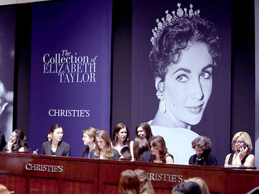 Subastan vestidos de Elizabeth Taylor en Nueva York