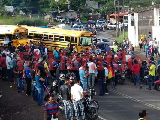 Policía desaloja a pobladores que mantenían tomada la carretera al sur