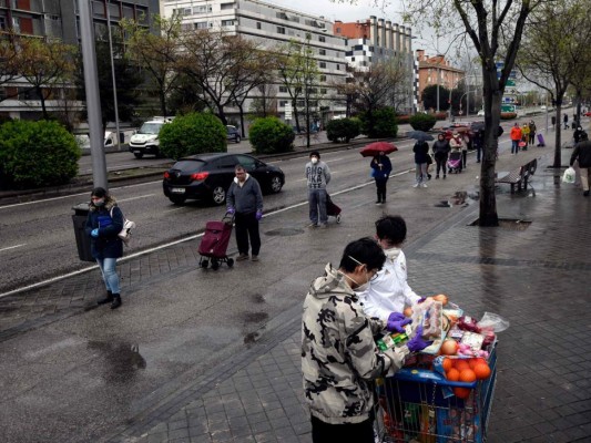 FOTOS: España sigue desierta, llora sus muertos y limpia sus calles ante coronavirus