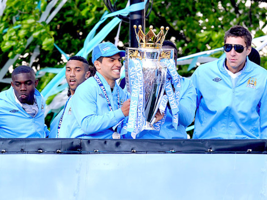 Manchester City celebra el título con el que sale de la sombra de United