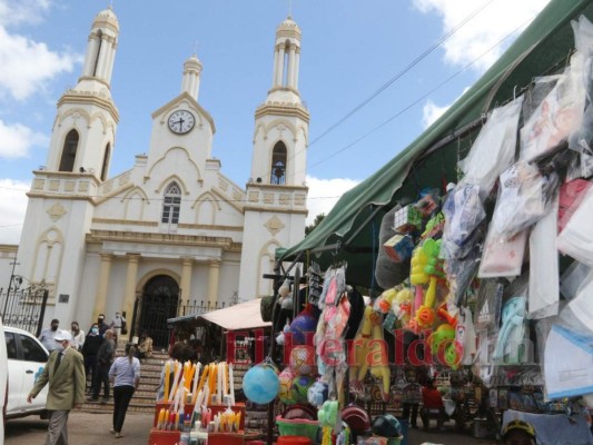 FOTOS: Feligreses visitan la Basílica previo al Día de la Virgen de Suyapa