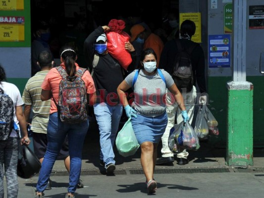 Unos en orden y otros sin acatar medidas, así acuden capitalinos a abastecerse