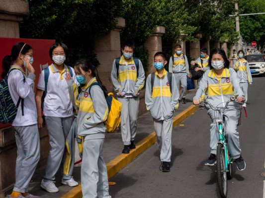 Alumnos chinos controlados con brazaletes electrónicos para detectar virus