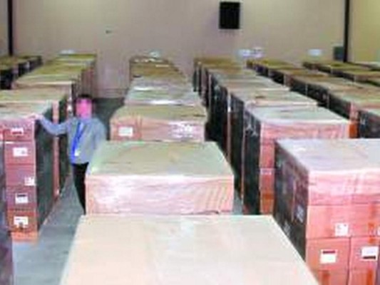 Empacados y listos para irse están los escáneres en el Tribunal Supremo Electoral