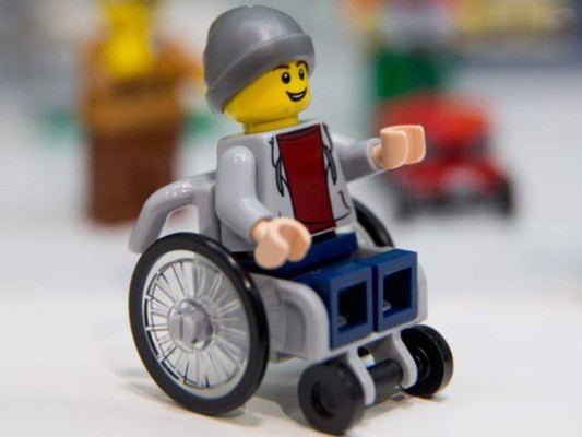 Lego presenta su primera figura con discapacidad