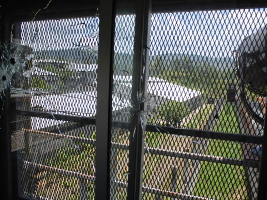 Ventanas rotas y paredes perforadas: los daños que dejó la balacera en Támara