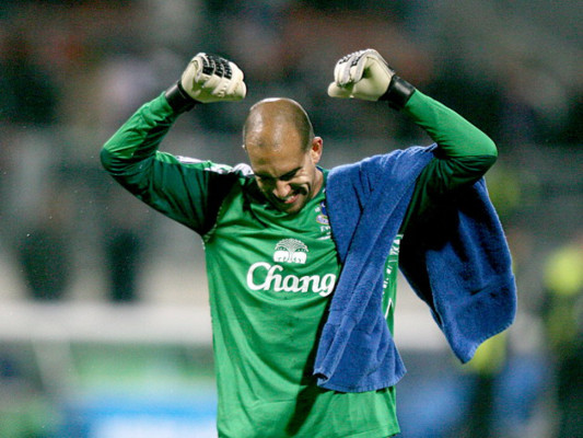 El arquero Tim Howard marca un gol casi imposible