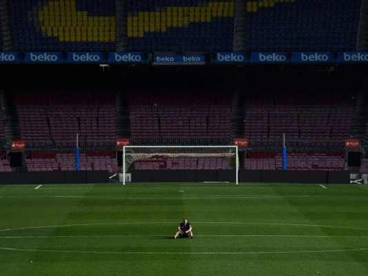 Las fotos más tristes de Andrés Iniesta en el Camp Nou en su adiós al Barcelona