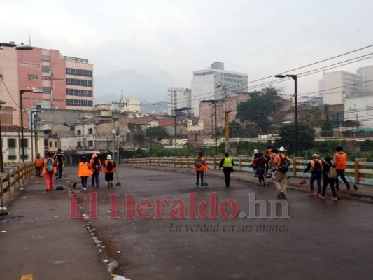 Montañas de basura amanecieron en la capital tras celebración de Año Nuevo (FOTOS)