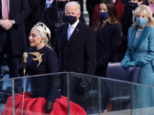 Imponente, así lució Lady Gaga al interpretar el himno de EEUU en toma de posesión de Biden