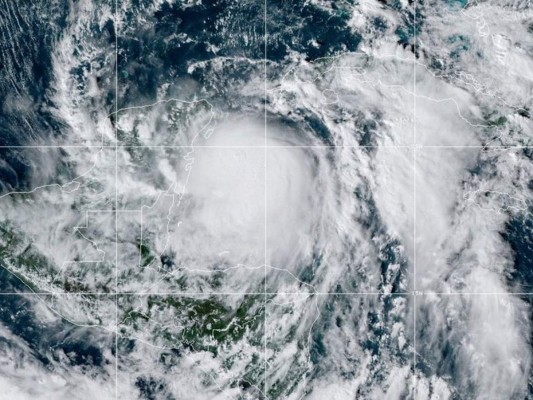 Zeta se degrada a tormenta tropical tras tocar tierra en el Caribe mexicano