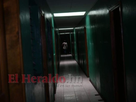 El cuerpo del hombre quedó tentido sobre la cama de la habitación que había alquilado la noche anterior. FOTOS: Estalin Irías/EL HERALDO