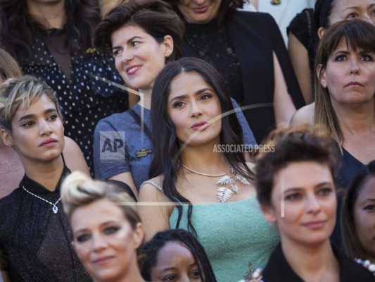Salma Hayek pide a los actores de Hollywood que se rebajen los sueldos