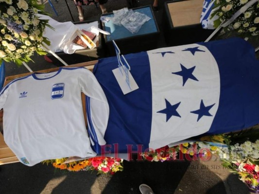 Así fue la vuelta olímpica para despedir a Chelato Uclés (Fotos)