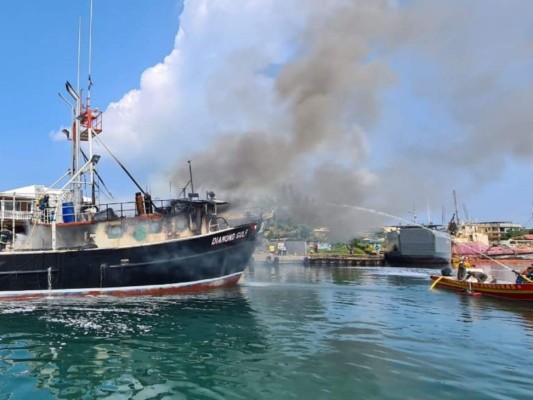 Imágenes del incendio de embarcación en Roatán que dejó dos muertos