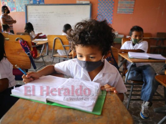 Algunos niños dicen que van una vez a la semana o al mes al centro educativo. Foto: Johny Magallanes / EL HERALDO.