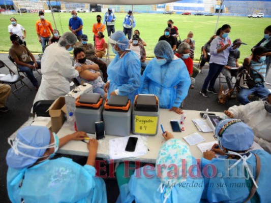 La Secretaría de Salud pidió apoyo a estudiantes del área de la salud para inmunizar a la población. Foto: El Heraldo