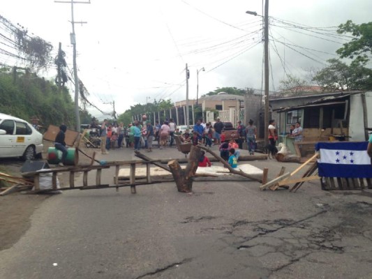 Vecinos de la colonia Godoy de la capital se toman las calles en señal de protesta