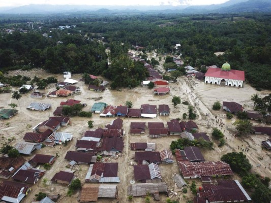 Imágenes de muertes, caos y destrucción por inundaciones en Indonesia