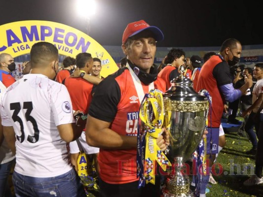 La celebración del Olimpia tras alzar la copa del Torneo Clausura 2021 (FOTOS)