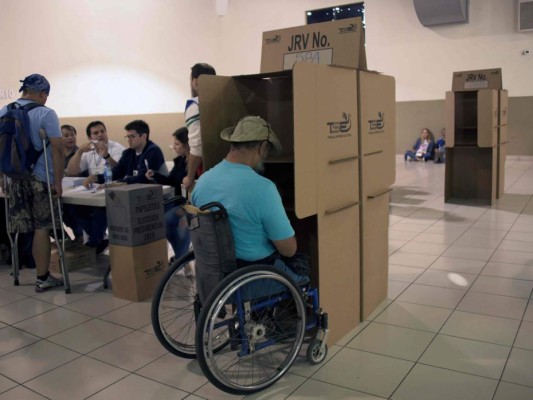 Los salvadoreños votan por nuevo presidente con la mira en la economía y la violencia&nbsp;&nbsp;