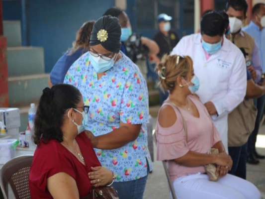 Más de 19 mil maestros sin Seguro Social ya fueron vacunados contra el coronavirus