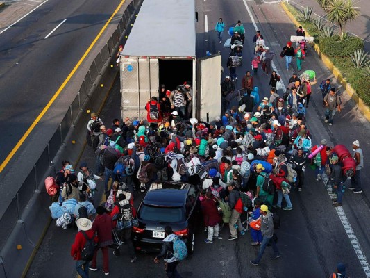 Niña hondureña de 4 años que viaja en la caravana migrante se desploma y convulsiona