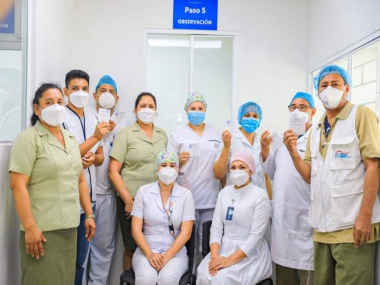 Así recibió la vacuna contra el coronavirus el personal de salud de El Salvador (Fotos)