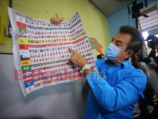 Junto a su esposa Iroshka Elvir, Salvador Nasralla acude a votar en la capital (FOTOS)