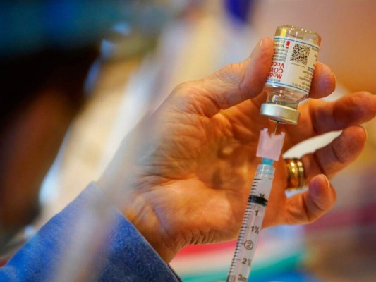 Moderna: FDA aplaza decisión sobre su vacuna en adolescentes