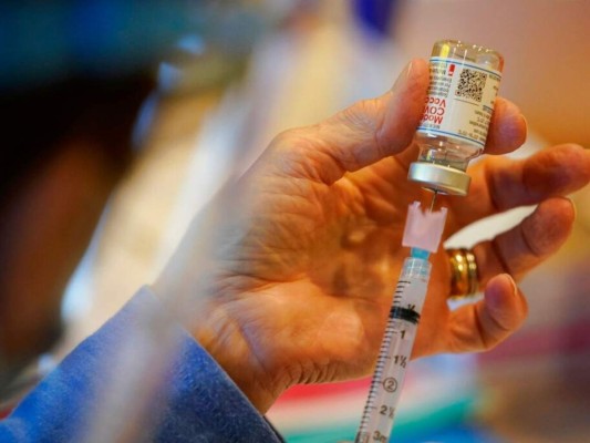 Moderna: FDA aplaza decisión sobre su vacuna en adolescentes