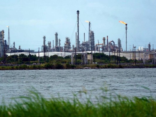 EEUU: Cierran plataformas, torres y refinerías por huracán