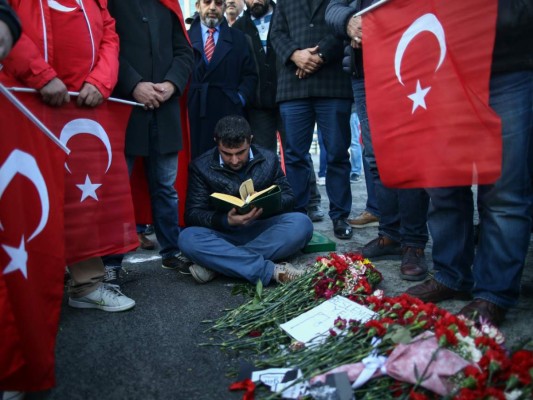 Luto en Turquía tras ataques cerca de estadio de Besiktas