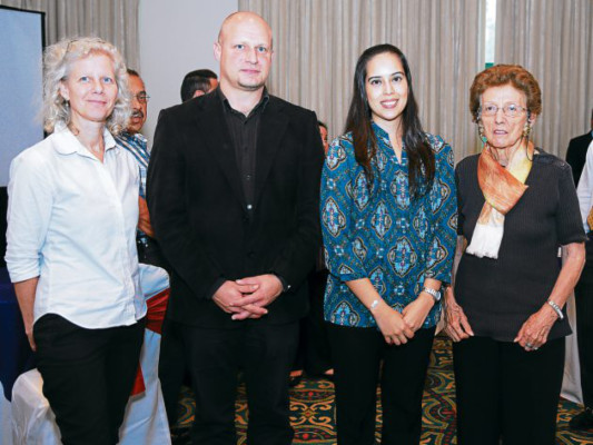 Brindis por nueva ruta aérea hacia París