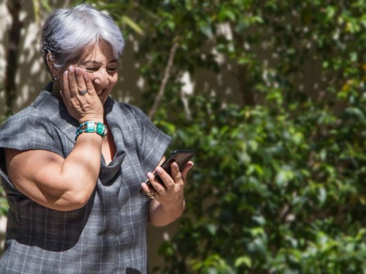 Remesas para mamá, un regalo del hijo ausente que emociona en mayo