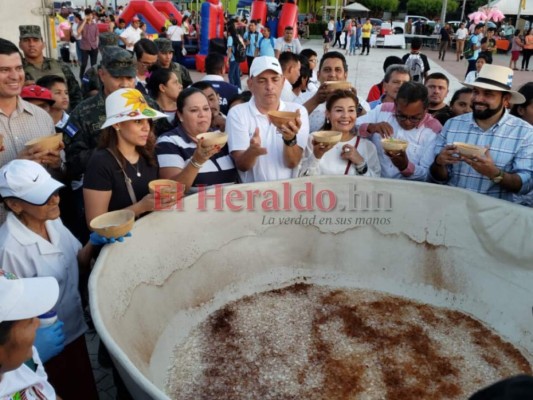 FOTOS: Así es el guacal con pozol más grande del mundo en Choluteca