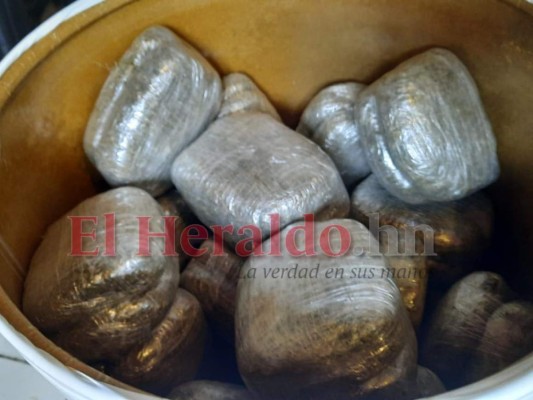 Hallan barriles repletos de droga dentro de bodega de la Pandilla 18 en El Pedregal