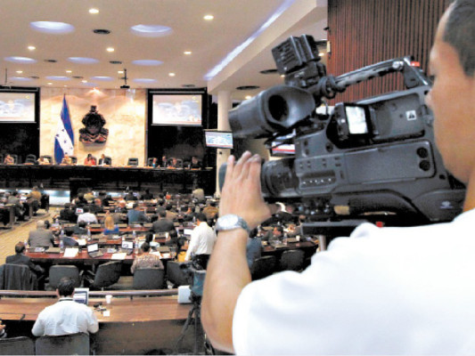 No se vulnerará libertad de prensa ni de empresa: comisión dictaminadora