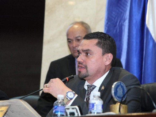 Diputado Tomás Zambrano estuvo en la entrega de premios parlamentarios, pese a requerimiento fiscal